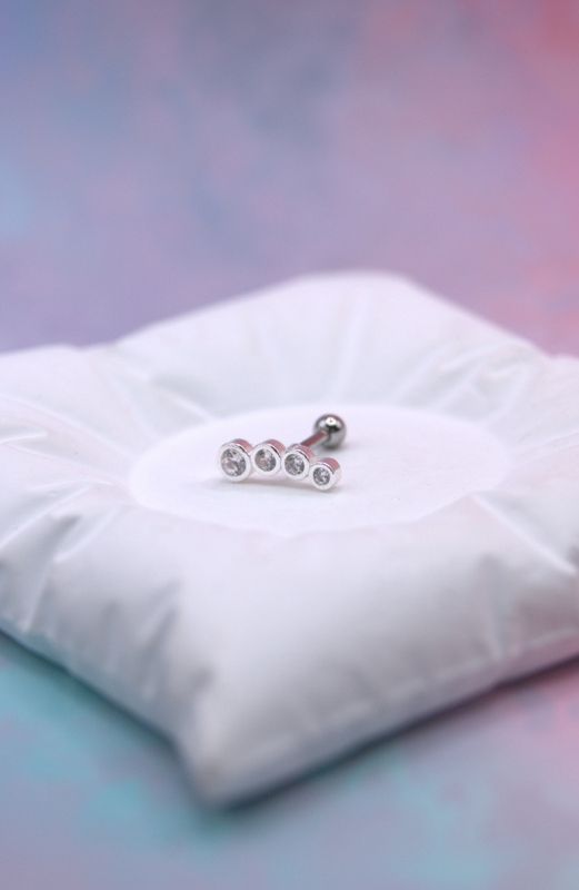 Piercingøredobb med fire zirkonia