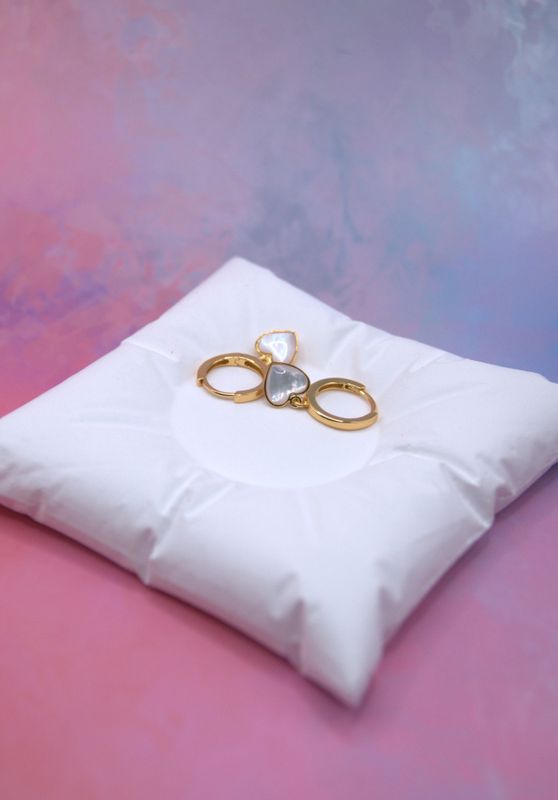 Opal Heart Huggie Øredobber